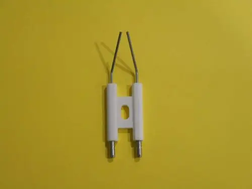 Elektrodenblock für Heizsysteme, hergestellt von Remeha. Das Produkt hat eine weiße Kunststoffbasis mit zwei Metallstiften und einer mittigen Öffnung.